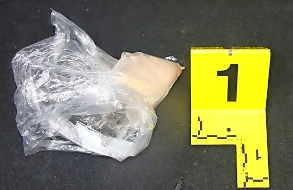 Med  hišno preiskavo  so kriminalisti  42-letniku zasegli nekaj  deset  
gramov rjave grudičaste  snovi. 