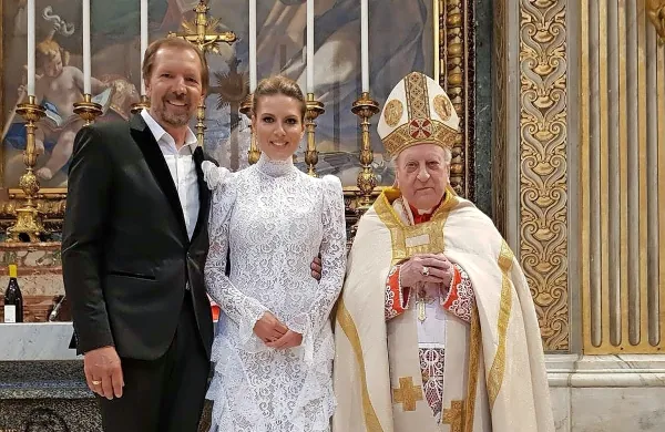 S svojo prisotnostjo je mladoporočenca  počastil tudi slovenski 
kardinal dr. Franc Rode ...  