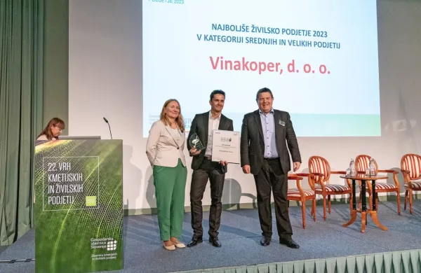 Borut Fakin (v sredini), ki Vinakoper vodi šesto leto, se je nadvse 
razveselil novega priznanja.