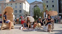 Društvo Anbot ohranja kulturno dediščino tudi tako, da Tartinijev 
trg spremeni v plažo in se obleče v kopalke “kot anbot”. 