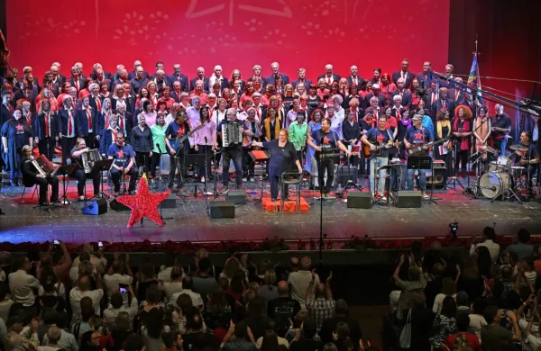 Slavljencem so se v prvem delu koncerta na odru pridružili pevci in pevke zborov Coro sociale, Donna Canta Donna in Kombinat.