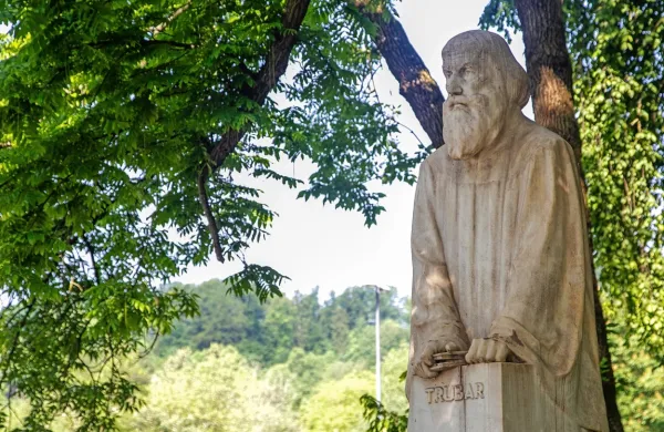 Primož Trubar velja za utemeljitelja knjižne slovenščine in pobudnika oblikovanja zavesti o enotnosti slovenskega kulturnega, 
jezikovnega in političnega prostora.