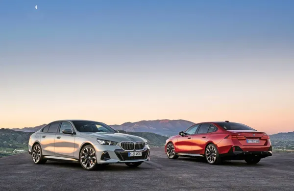 Samo mesec dni po premieri glavnega rivala s srebrno zvezdo je 
BMW pripravil tudi svoj odgovor - novo Serijo 5. V prodajne salone 
Petka pripelje letošnjo jesen.