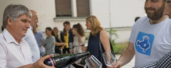 Danes bo v Ljubljani popoldne za penine. Na fotografiji levo je Igor Samobor, kraški 
specialist za peneča vina.