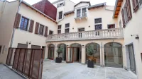 Razgibana vrtna fasada kaže, da beneško baročno palačo Tiepolo - Gravisi sestavlja več stavb.