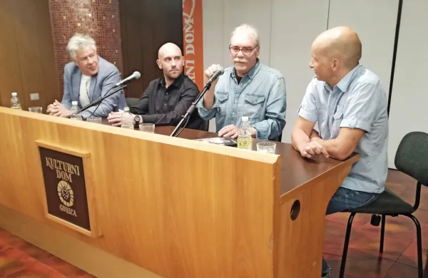 Z Davorinom Lenkom (drugi z leve) in Borisom Kobalom (drugi z 
desne) se je v Kulturnem domu v Gorici pogovarjal sodelavec 
Beletrine Andraž Gombač.