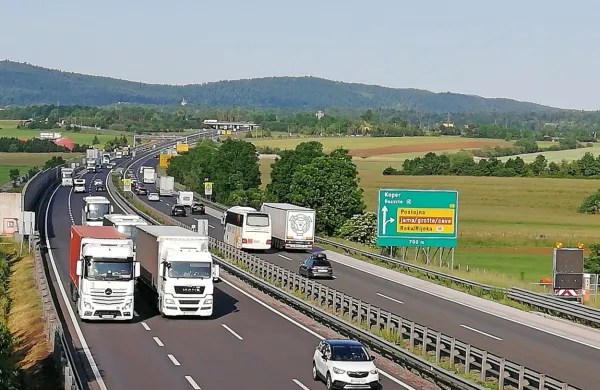 Na postojnski občini so prepričani, da mesto potrebuje dodatni 
avtocestni priključek (na fotografiji obstoječi izvoz oz. uvoz), na 
ministrstvu pa menijo, da bi morala občina predlog obširneje 
strokovno utemeljiti. 