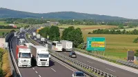 Na postojnski občini so prepričani, da mesto potrebuje dodatni 
avtocestni priključek (na fotografiji obstoječi izvoz oz. uvoz), na 
ministrstvu pa menijo, da bi morala občina predlog obširneje 
strokovno utemeljiti. 