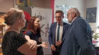 Pavla Jarc in  Kristina Markova bosta za besedo držala župana 
Sama Turela  in Rodolfa Ziberno, da bo KiT osrednja info točka  
obeh Goric.