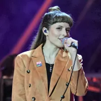 Saša Vipotnik iz AKA Neomi je navdušila s priredno Smolarjeve 
Daleč je za naju pomlad. 