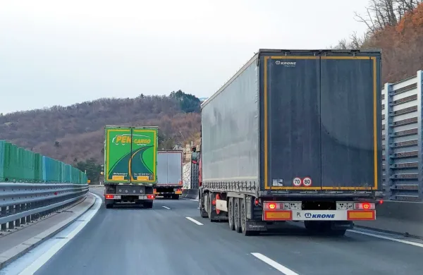 Od 1. novembra 2021 velja omejitev prehitevanja za težka tovorna 
vozila, ki presegajo največjo dovoljeno maso 7,5 tone, med 6. in 
18. uro na celotnem omrežju slovenskih avtocest in hitrih cest. A 
število kršitev se povečuje.