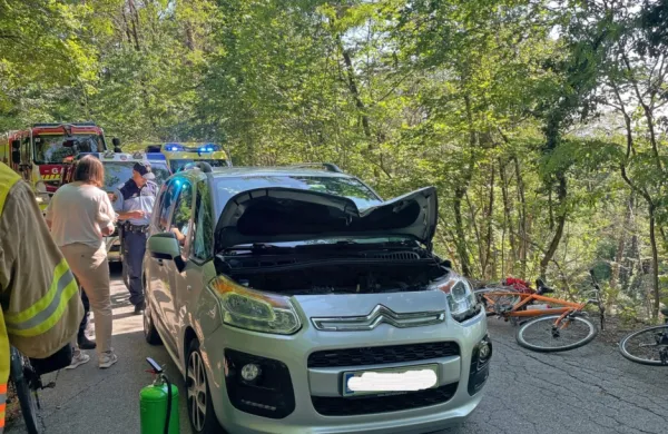 Kolesar je trčil v avto in se huje po&scaron;kodoval
