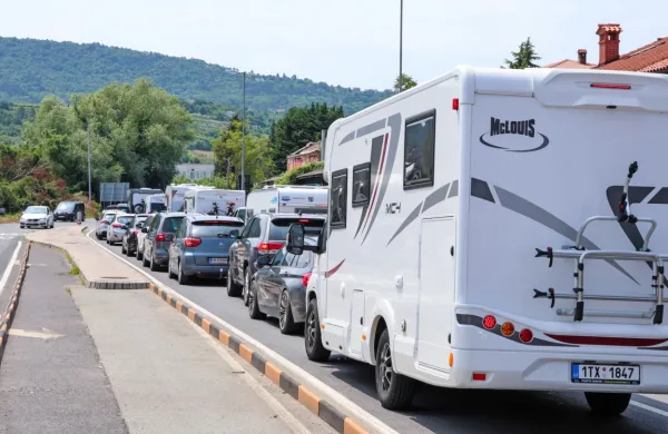 Po podatkih prometno-informacijskega centra za državne ceste so 
trenutno astoji na več cestah po državi.