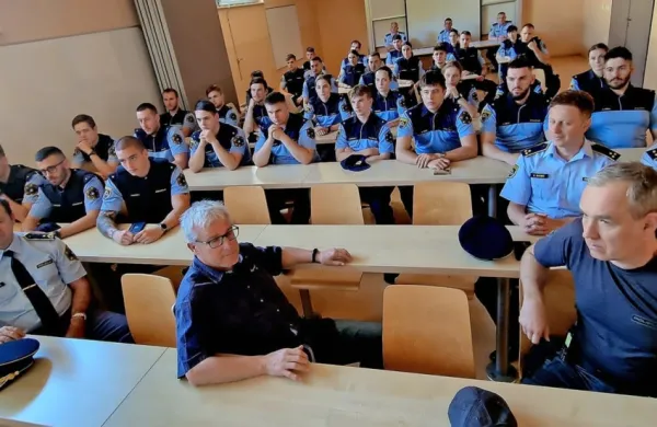 Policijske  vrste  koprske  uprave  je  okrepilo  33 novih  policistov  in  
policistk. 