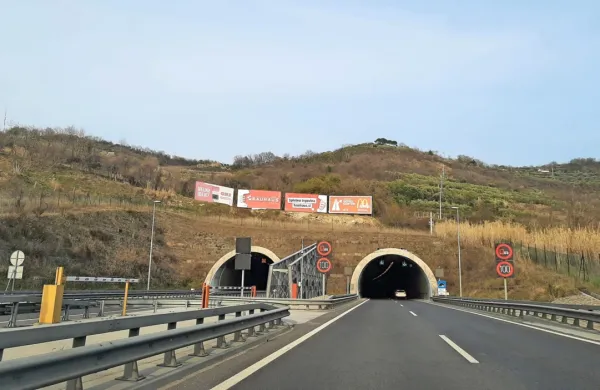 Kolesar je še pred prihodom policistov obrnil in peljal  v  nasprotni  
smeri  po hitri cesti do izvoza za Izolo.