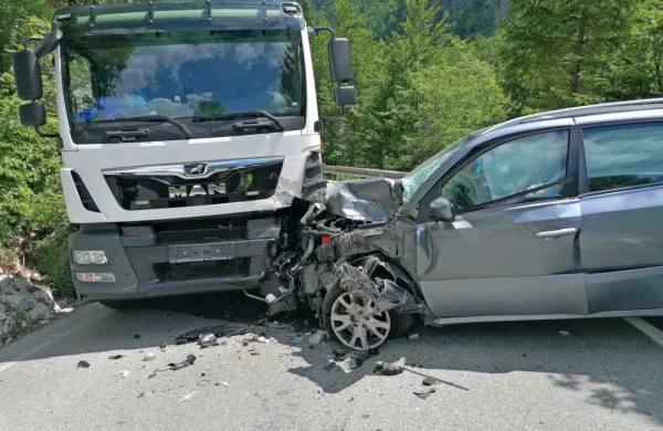 Z avtom trčil v tovornjak