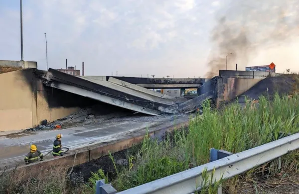 Ogromna betonska plošča je padla z avtoceste na cesto pod njo.