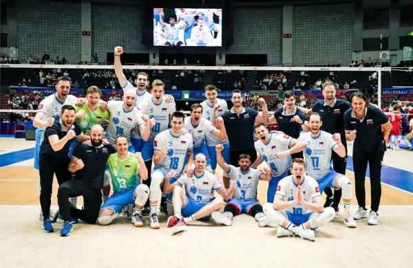 Slovenci so včeraj proti Iranu zmagovito zaključili prvi turnir - tudi 
s  pomočjo  Kanalca Janija Kovačiča (13).