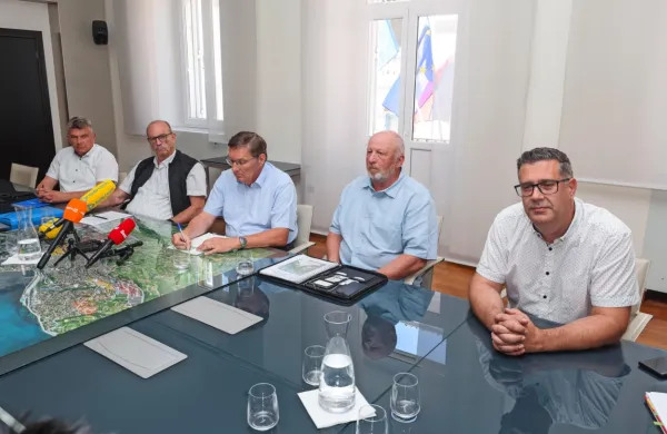 Komisija za spremljanje gradnje drugega je koprskemu županu 
predstavila štiri ukrepe za varovanje rižanskega vodnega vira in 
prebivalcev kraškega roba.  