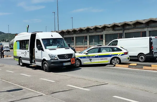 Danes popoldne se je v bližini Lidla v Šalari zgodila nenavadna 
prometna nesreča. 