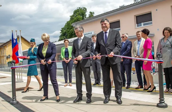 Direktorica SŽ-Potniški promet Darja Kocjan in predstavnik skupine Stadler Željko Davidović sta ob navzočnosti premierja 
Roberta Goloba danes podpisala pogodbo za nakup 20 novih 
potniških vlakov. 