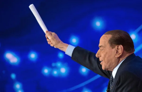 V milanski stolnici so se danes poslovili od večkratnega italijanskega premierja Silvia Berlusconija, ki je v ponedeljek v 87. 
letu starosti umrl zaradi kronične levkemije.