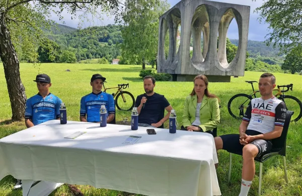 Dogajanje ob bistriškem delu trase dirke so na Hribu svobode 
predstavili (z leve): član  kluba Meblojogi Mihael Štajner, predstavnik TIC Il. Bistrica in vodja slovenske reprezentance na dirki 
Robi Jenko, župan Gregor Kovačič, direktorica TIC Maja Uljan in 
kolesar Domen Novak, član   UAE Team Emirates.     