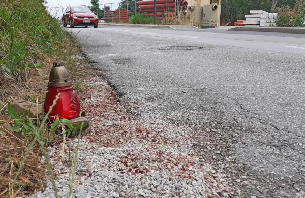 Na kraju, kjer je v ponedeljek ugasnilo življenje domačina s Škofij, 
je včeraj gorela sveča. 