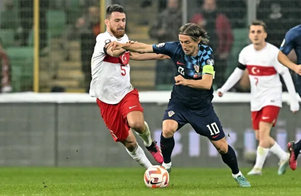 Luka Modrić (z žogo) bo nosilec hrvaške izbrane vrste tudi na 
zaključnem turnirju lige narodov. 