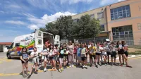 V  OŠ Elvire Vatovec Sv. Anton  so mlade bralce po srečanju s pisateljico Natašo Konc Lorenzutti (v sredini)  nagradili s knjigami.   