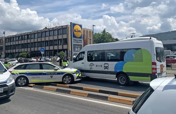 Policijski avto je po naglem speljevanju zaneslo levo v šolski 
kombi.