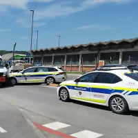 Policijski avto je po naglem speljevanju zaneslo levo v šolski 
kombi. 