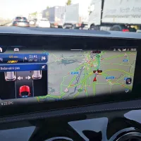 Infozabavni vmesnik MBUX je zagotovo eden najnaprednejših na 
trgu, saj vsebuje številne uporabne rešitve. Denimo, navigacija s 
prometnimi podatki v živo spada mednje. Ta voznika spodbudi, da 
pripomore k ustvarjanju reševalnega pasu. 