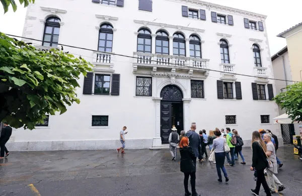 V Pokrajinskem muzeju Koper se bodo na Poletno muzejsko noč 
poklonili operni pevki Kseniji Vidali. 