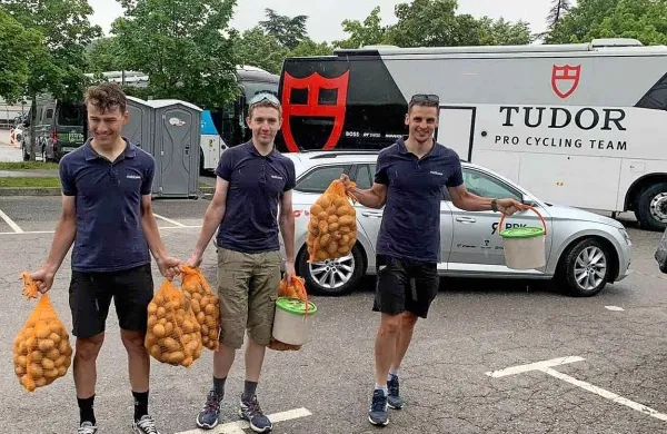 Zmagovalec “bukovškega letečega cilja Mihael Štajnar (levo), Robi 
Jenko (desno) in v sredini Gregor Matija Černe