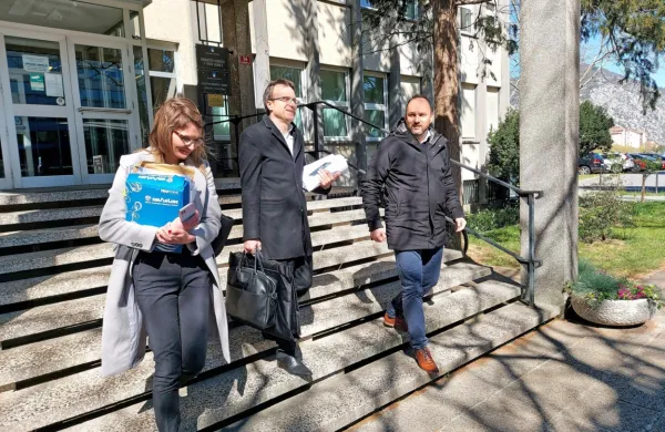 Župan Tarik Žigon (desno) z odvetnikom Sebastjanom Kerčmarjem (v sredini) napoveduje pritožbo na višje sodišče. 