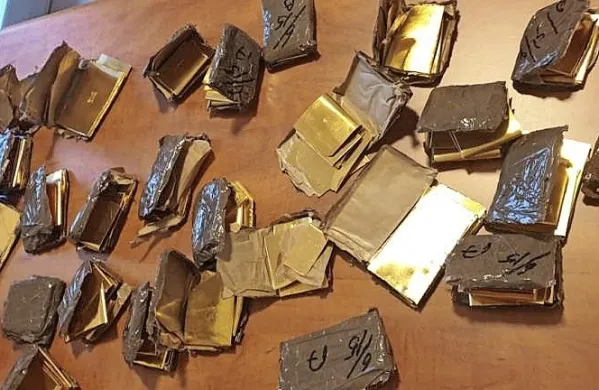 Finančni policisti iz Gorice so pri nekdanjem mejnem prehodu pri 
Štandrežu 23. maja v poznih popoldanskih urah ustavili kombi 
madžarske registracije, v katerem so našli kar 30 zlatih palic in folij 
za skupnih dvanajst kilogramov čistega zlata.