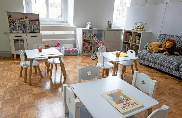 Namestnik varuha človekovih pravic Jože Ruparčič je ob obisku 
ukrajinskih sirot iz Luganske regionalne sirotišnice, ki so nastanjeni v Postojni, pregledal socialne in bivanjske razmere, v 
katerih živijo.