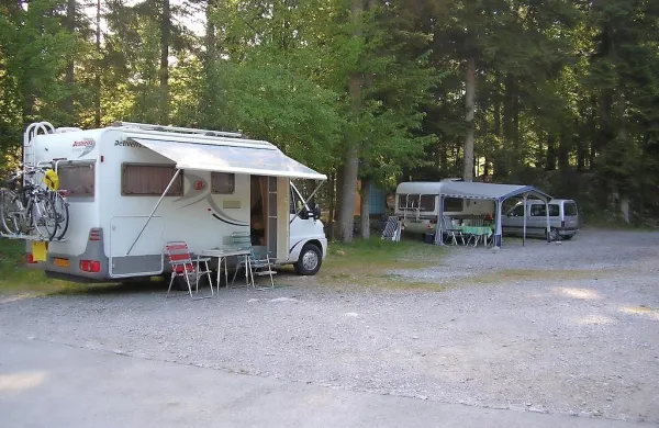 

V avtokampu Pivka jama se poleg prostorov za šotore in avtodome nahaja 24 bungalovov, dva sanitarna 
bloka, bazen, igrišča, recepcija in restavracija iz leta 1985.  Sredi kampa je vhod v Pivko jamo.

