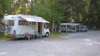 

V avtokampu Pivka jama se poleg prostorov za šotore in avtodome nahaja 24 bungalovov, dva sanitarna 
bloka, bazen, igrišča, recepcija in restavracija iz leta 1985.  Sredi kampa je vhod v Pivko jamo.

