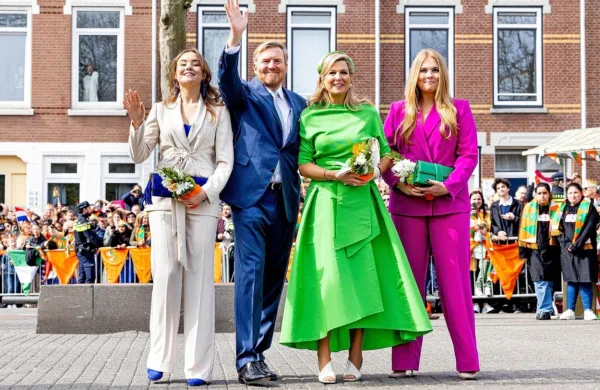 Nizozemska kraljeva družina je razigrana in ljubeča. Za smeh in dobro voljo poskrbi kraljica Maxima, kralj 
Willem Alexander pa je pripravljen slediti njenim pobudam. Hčerki Amalia (desno) in Ariane (levo) sta 
odraščali v srečnem okolju. Njuna tretja sestra Alexia je trenutno študentka prestižnega kolidža v Walesu.