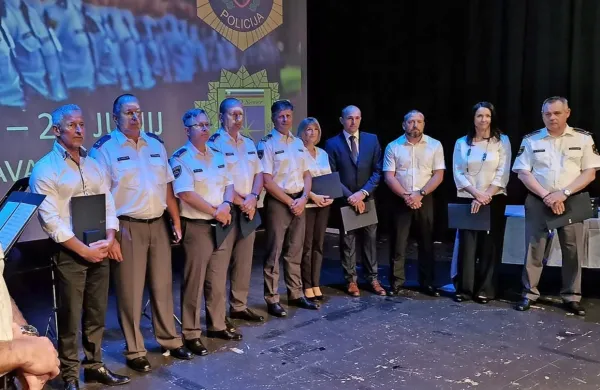 Prejemniki zlatega ščita policije (z leve): Igor Rebernik, Gorazd 
Voglar, Marjan Pelko, Loris Čandek, namestnik generalnega direktorja policije Robert Ferenc, Vesna Poljak, Dejan Gradnič, vodja 
SKP  Primož Ogrinc,  Tanja Škerlj in Robert Žagar.