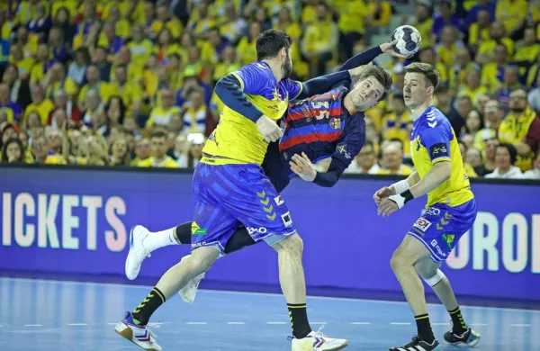 Domen Makuc (z žogo) se bo morda tudi v Kölnu soočil z 
obrambnimi prijemi rokometašev Kielc. Finalni dvoboj bo pripadel slovenskima sodnikoma Bojanu Lahu in Davidu Soku.

 
