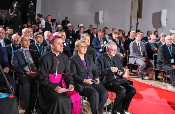  Z leve: predsednik SŠK Andrej Saje, predsednica države Nataša 
Pirc Musar in Vatikanski državni tajnik Pietro Parolin 