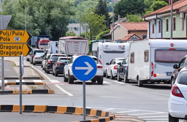 Glavna cesta čez Šmarje do Dragonje prejšnji petek zgodaj 
popoldne. Zgodilo se je že, da so ob četrtkih in petkih  promet v   
krožišču usmerjali  policisti.   