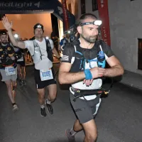 Tekači na 100 km so tekli tudi ponoči. 