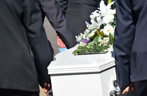 Medtem ko so svojci bedeli okoli krste, je ženska ponovno 
pokazala znake življenja in zadihala.