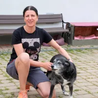 Oskrbnica Renata s 14 let staro Milo, ki je del inventarja v 
zavetišču. 