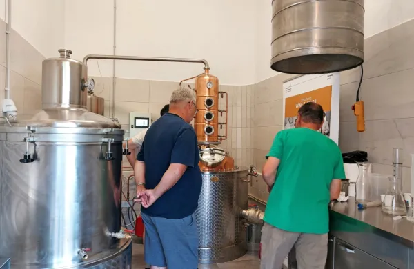 V  učnem centru je pridelovalcem odslej na voljo oprema   za 
žganjekuho in destilacijo zelišč. 