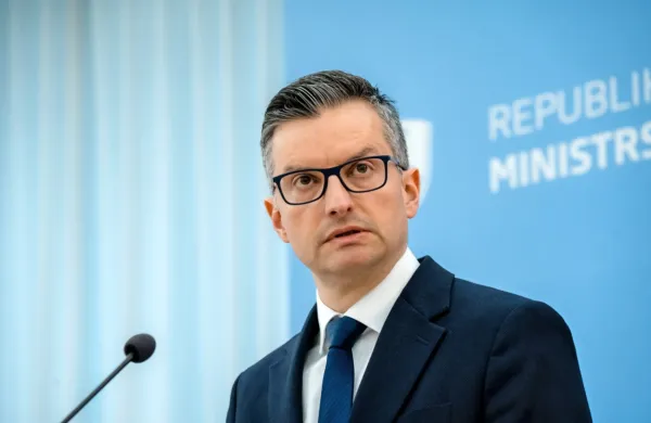 Po navedbah ministra za obrambo Marjana Šarca bodo letala 
najprej pilotirali vojaški oz. zainteresirani piloti, zaposleni v 
državni upravi.